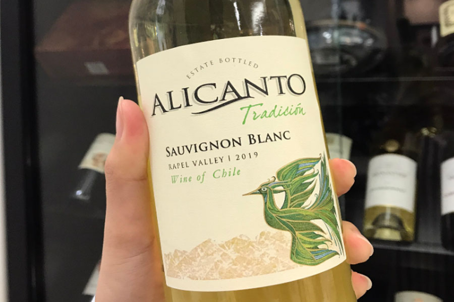 Alicanto Tradicion Sauvignon Blanc có màu sắc tươi sáng