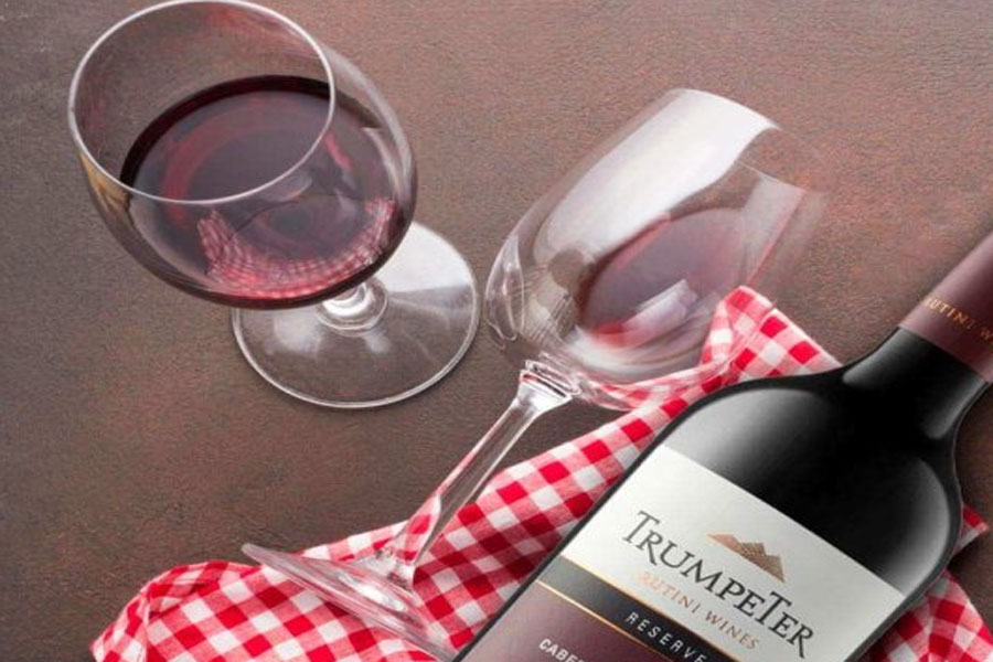 Ly rượu Trumpeter Reserve Cabernet Sauvignon với sắc ruby đậm sang trọng