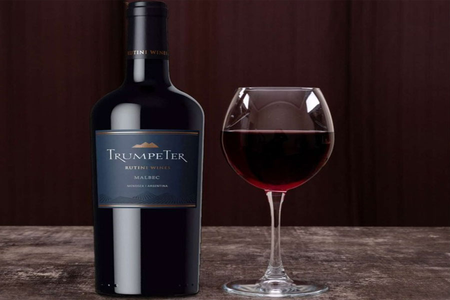 Ly vang đỏ Trumpeter Reserve Malbec với sắc ruby đậm và hương trái cây chín mọng