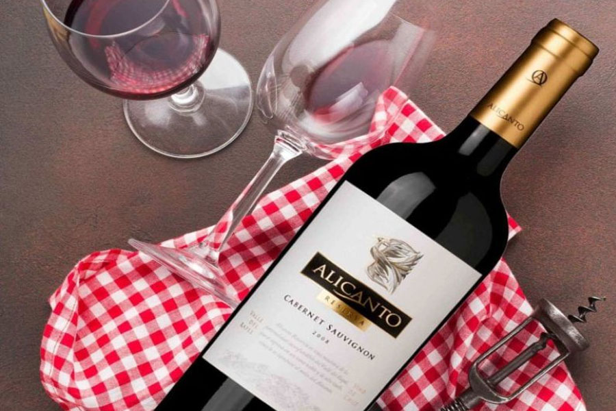 Rượu Alicanto Reserva có màu sắc như những viên ngọc quý