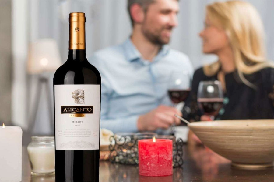 Thưởng thức rượu vang Alicanto Reserva Merlot