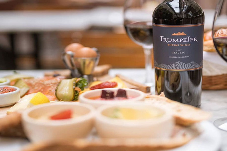 Thưởng thức Trumpeter Cabernet Sauvignon cùng các món ăn