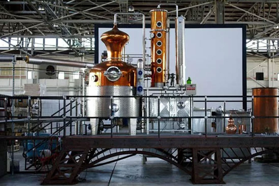 Chưng cất rượu Bombay Sapphire