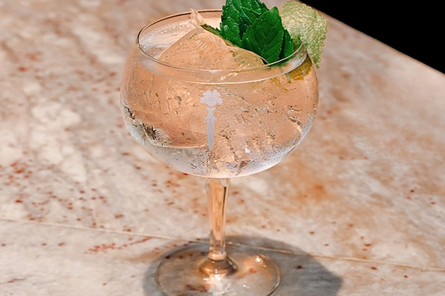 Pha chế Cocktail từ rượu Lady Trieu Contemporary Vietnam Gin