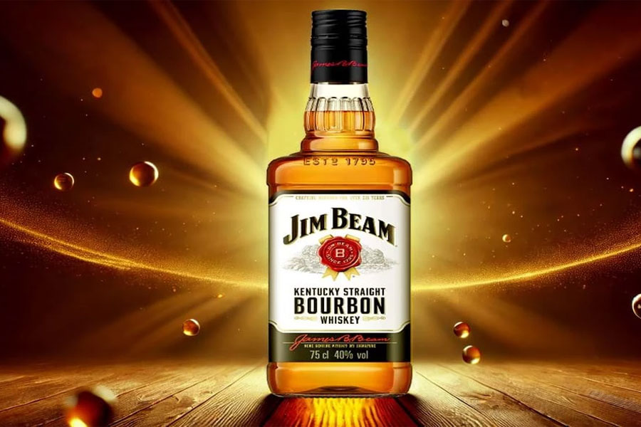 Rượu Jim Beam White có màu vàng rực rỡ