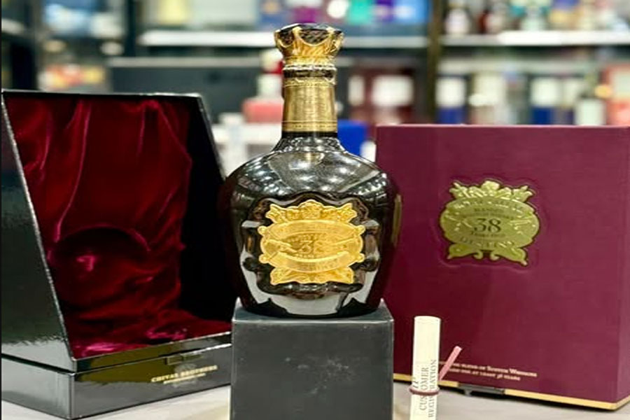 Royal Salute 38YO Kingdom có thiết kế chai độc đáo