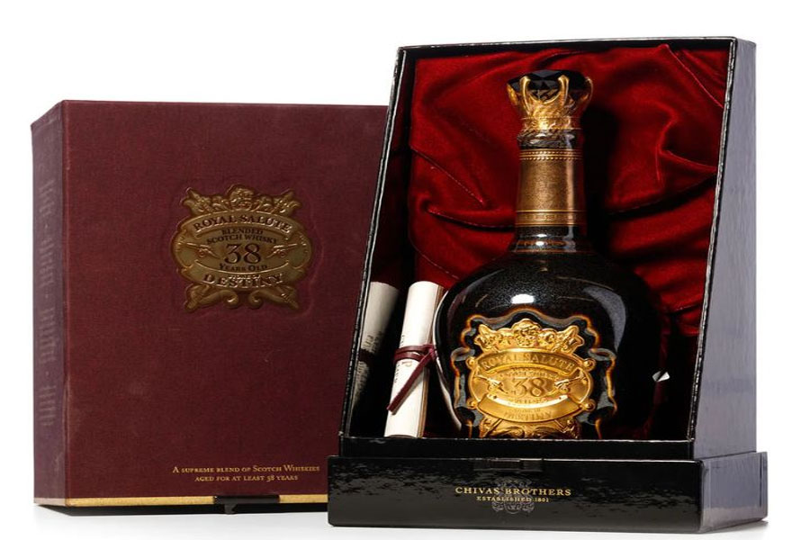 Royal Salute 38YO Kingdom là biểu tượng của vương quyền