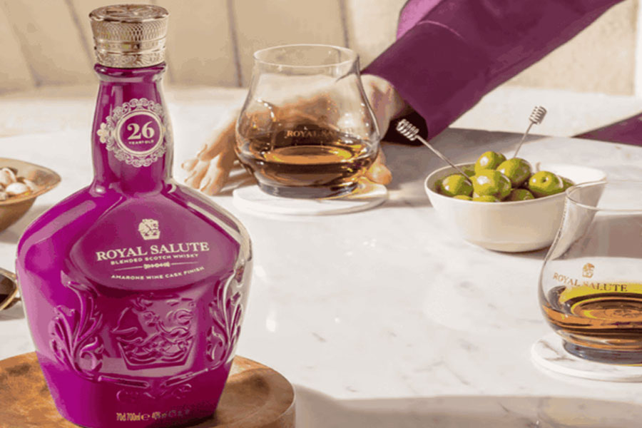 Thiết kế chai Royal Salute 26YO Kingdom tôn vinh vẻ đẹp nước Anh