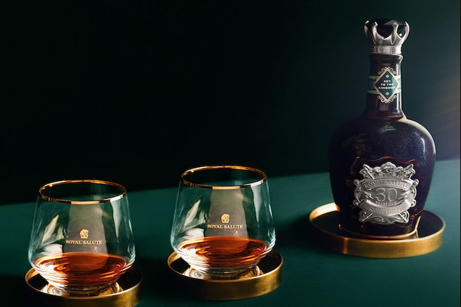 Thưởng thức rượu Royal Salute 30YO Kingdom
