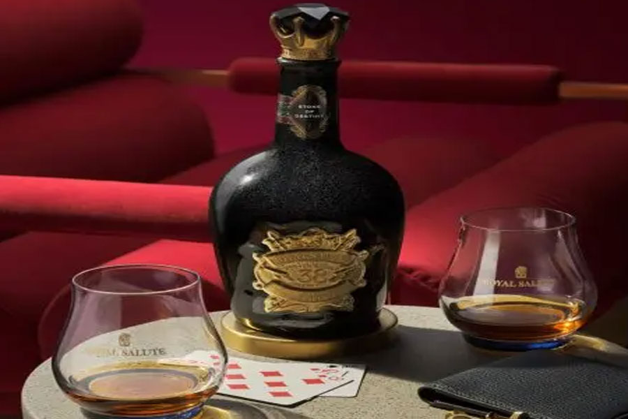 Thưởng thức rượu Royal Salute 38YO Kingdom