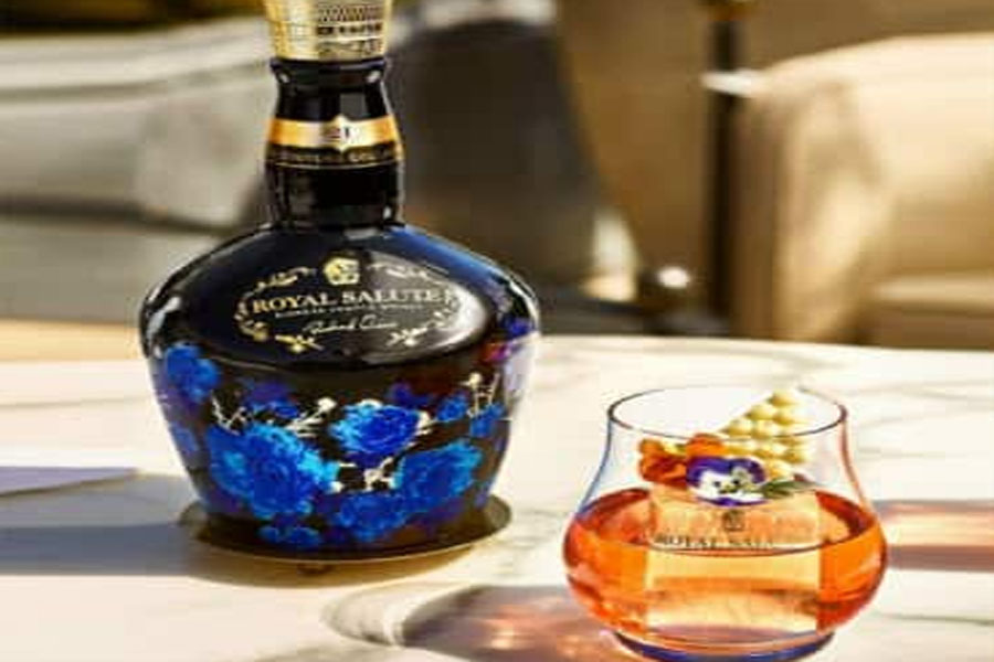 Uống Royal Salute 21Yo Richard Quinn nguyên chất