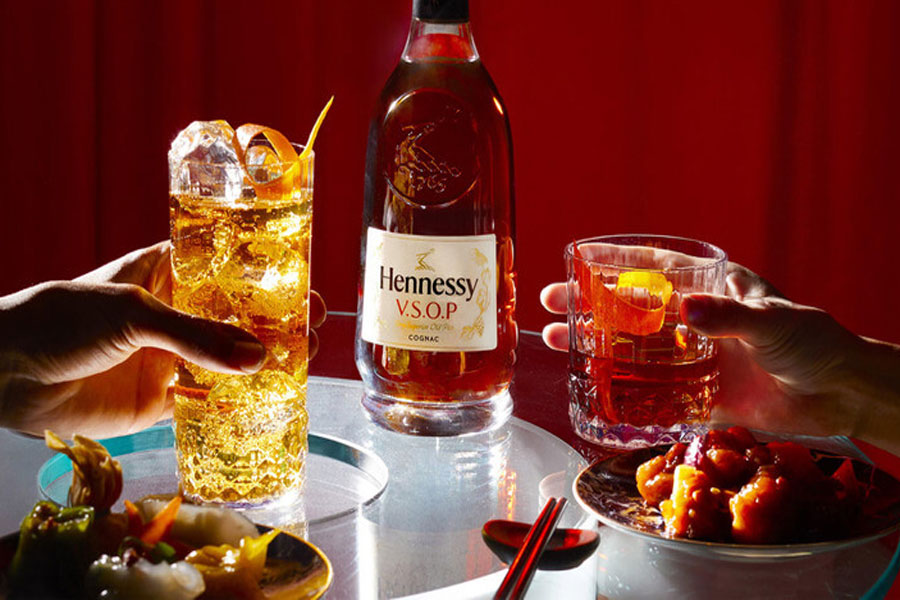 Uống rượu Hennessy VSOP với đá lạnh