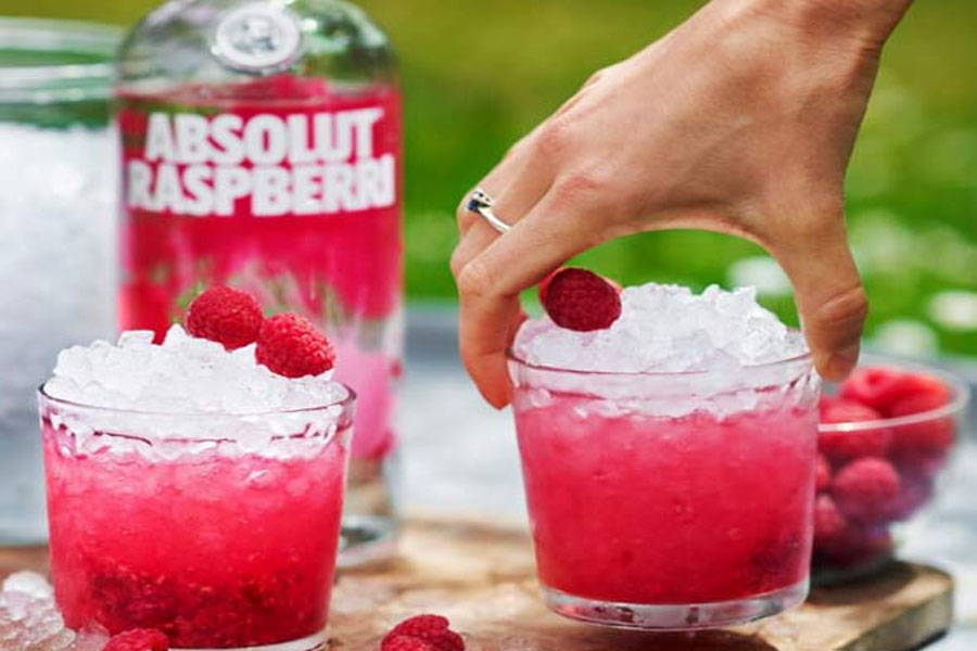 Absolut Raspberri Vodka sở hữu hương thơm tươi mát của quả mâm xôi