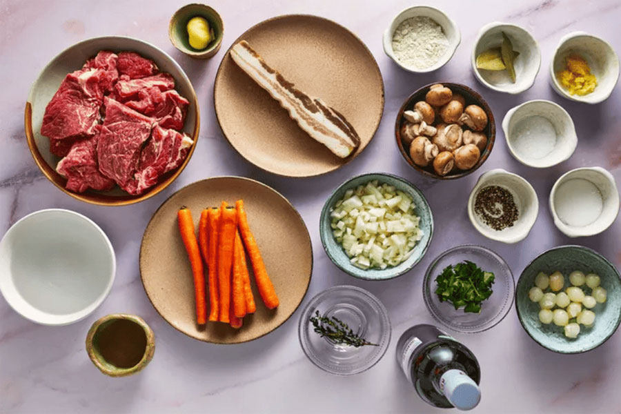 Rượu vang đỏ là thành phần không thể thiếu để nấu món bò sốt vang