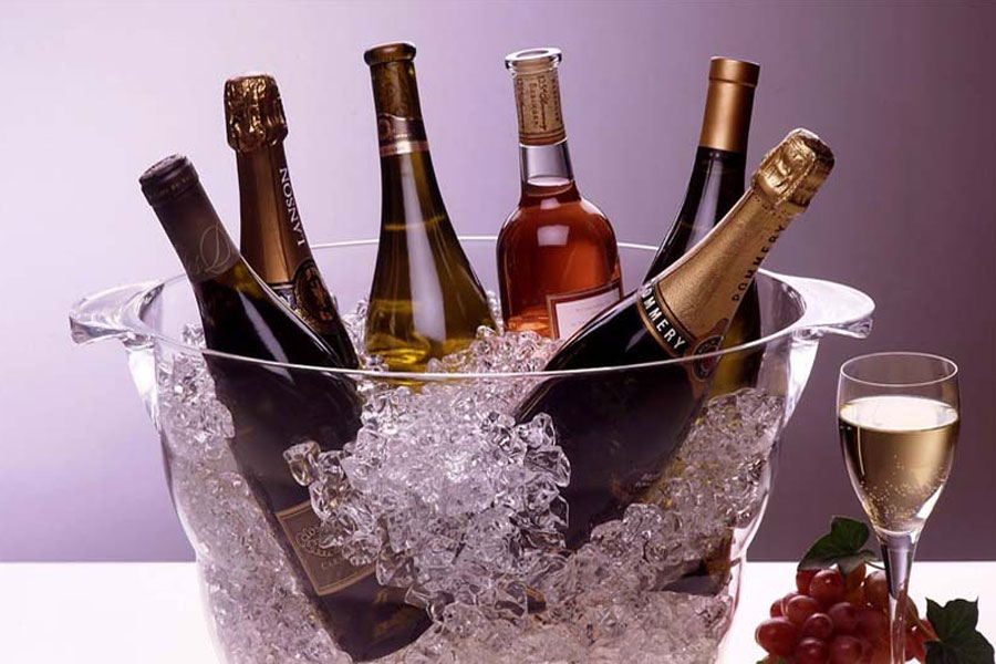 Sau khi mở nắp nên dùng rượu vang càng nhanh càng tốt