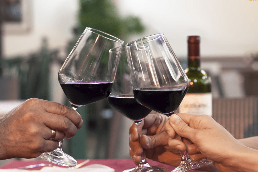 Uống quá nhiều rượu vang cũng có tác hại nhất định